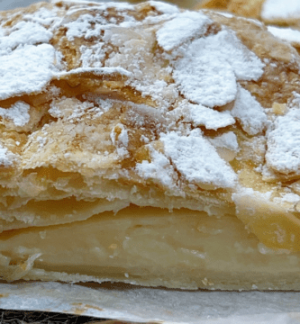 torta de hojaldre con almendras y crema