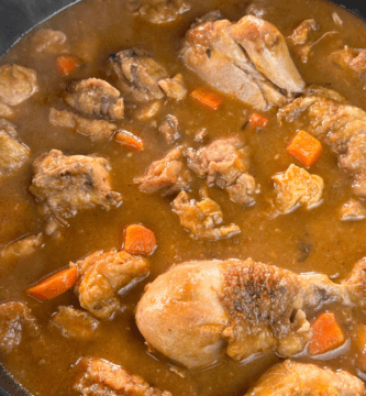 pollo en salsa con un ingrediente especial