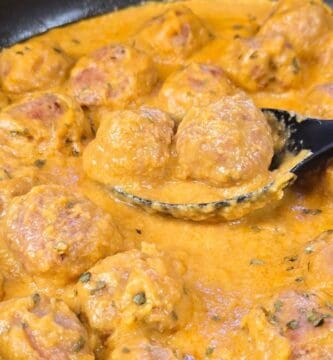 albóndigas en salsa de ajitos y almendras