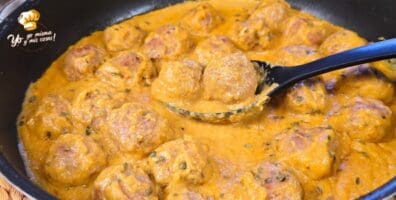 albóndigas en salsa de ajitos y almendras