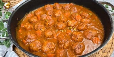 albóndigas en salsa de vino tinto