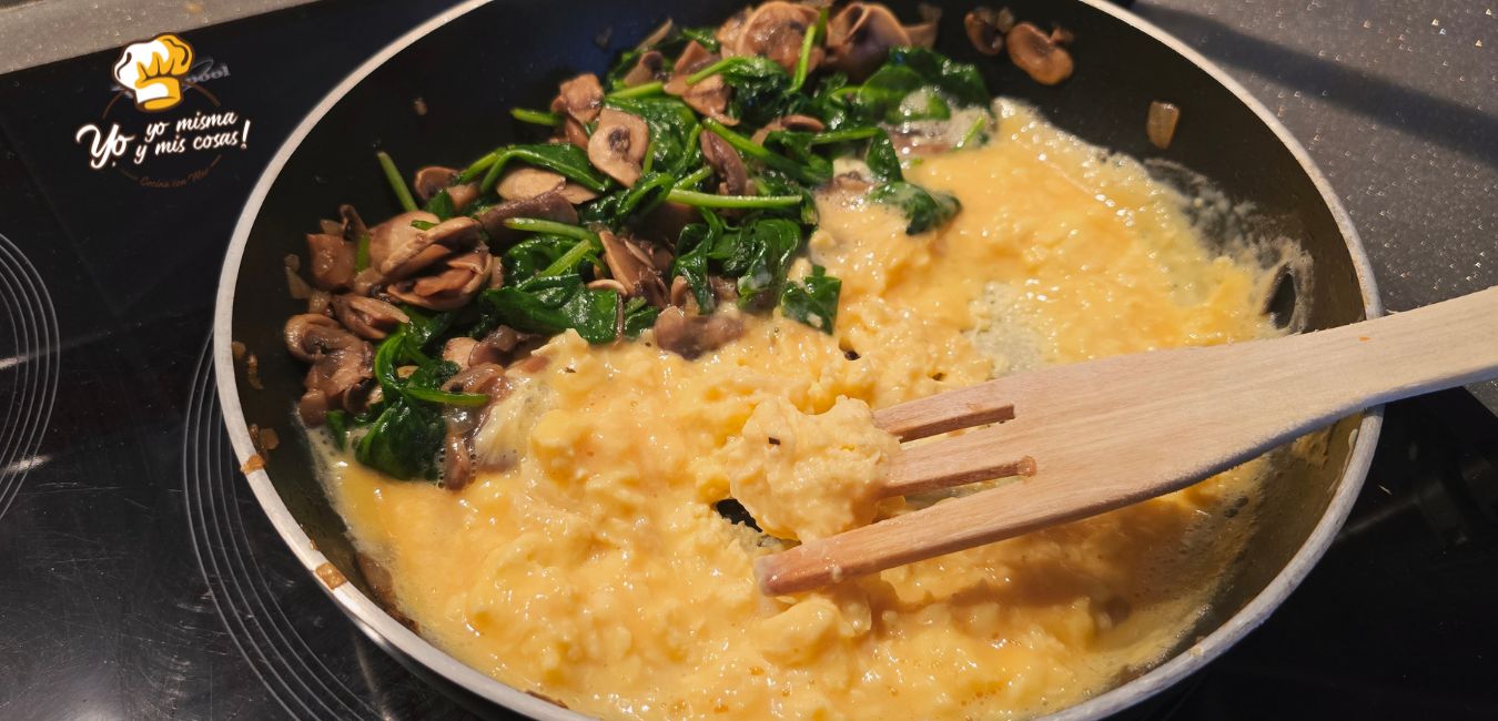 salteado de champiñones con espinacas salteado de champiñones con espinacas