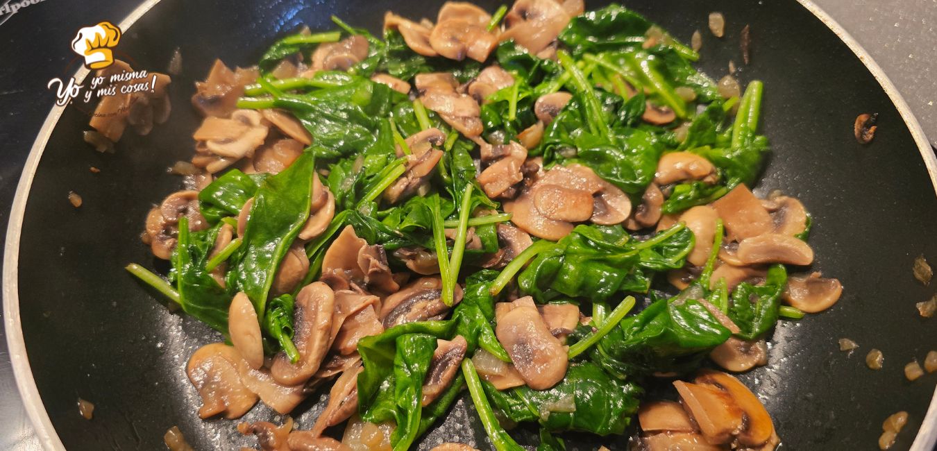 salteado de champiñones con espinacas salteado de champiñones con espinacas