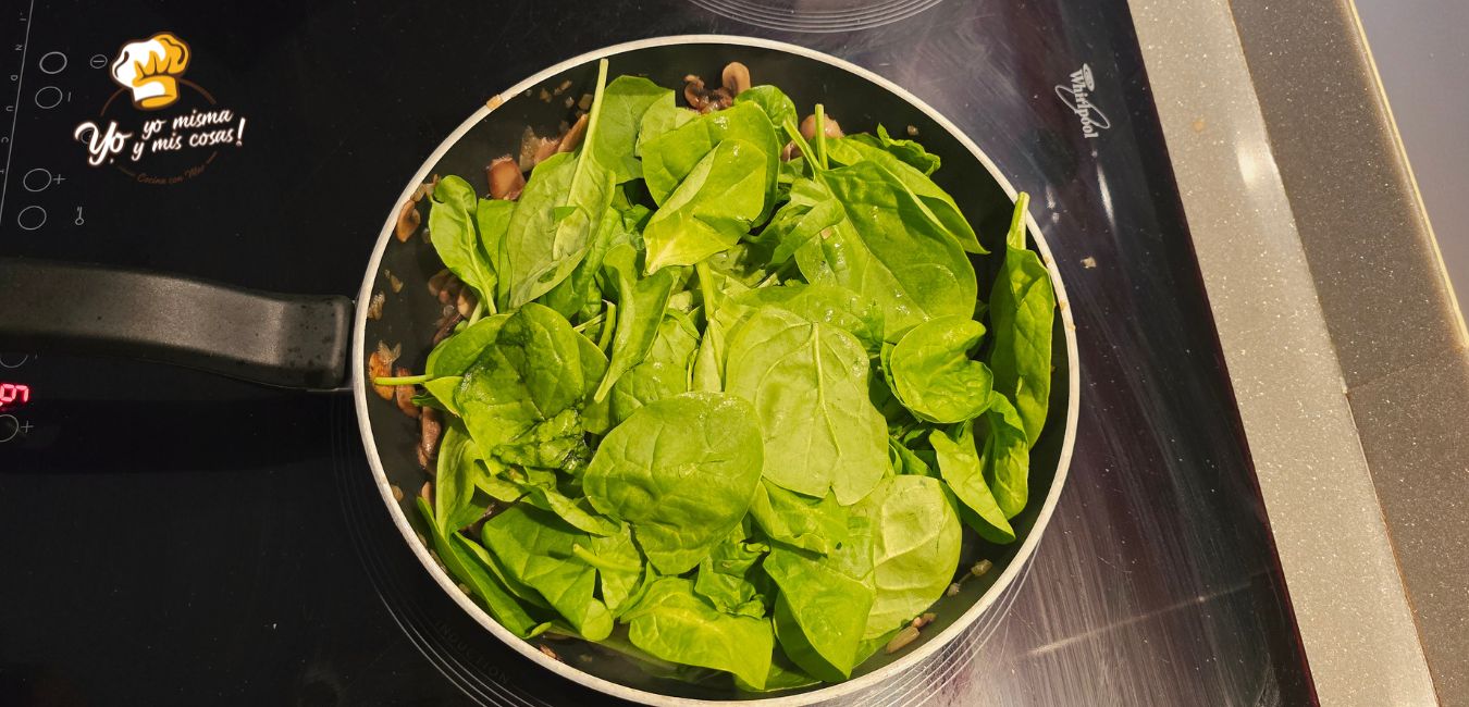 salteado de champiñones con espinacas salteado de champiñones con espinacas