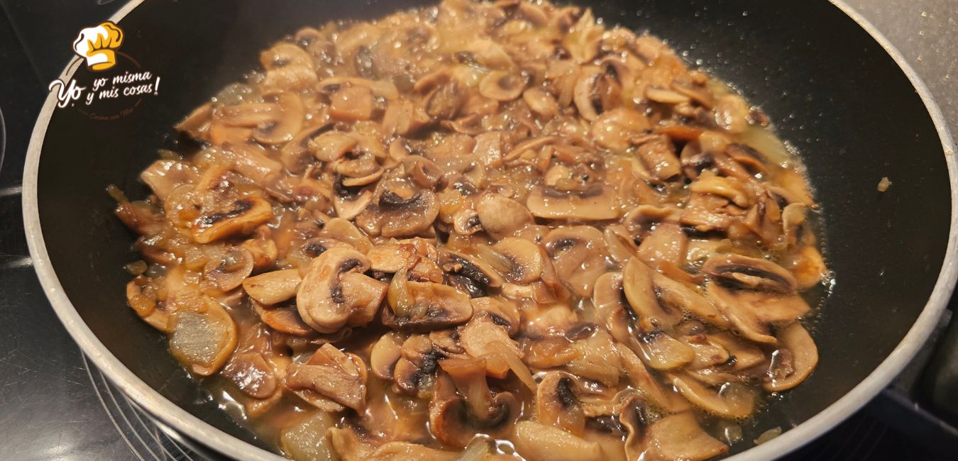 salteado de champiñones con espinacas salteado de champiñones con espinacas